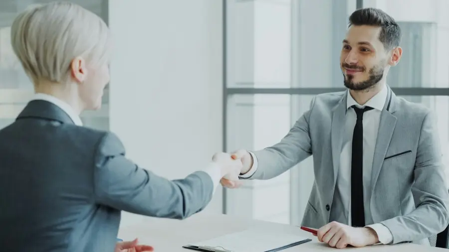 اجتماع عمل بين شركاء تجاريين